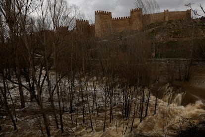 Caudal del río Adaja a su paso por Ávila, este viernes. 