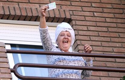 María Isabel Guerrero muestra el décimo agraciado con el quinto premio en 2011.