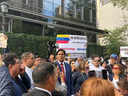Venezolanos protestan en Nueva York, este martes.