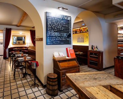 Sala del bar con restaurante Vii, abierto el pasado verano en el barrio antiguo, con vinos naturales y de Jerez, y tapas y platos del restaurante de los padres, Can Roca.