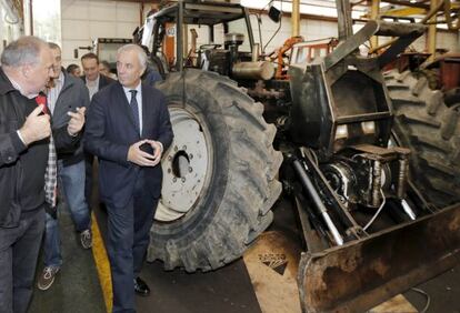 Pachi V&aacute;zquez, ayer durante una visita a una f&aacute;brica de maquinaria industrial en Vila de Cruces.