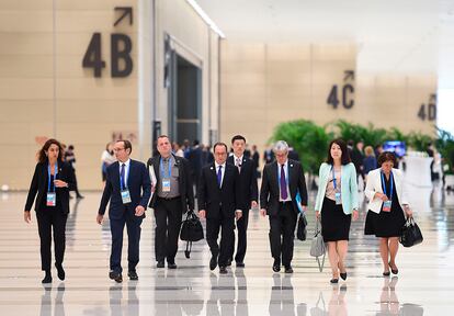 El presidente francés, François Hollande (c ) junto a los miembros de la delegación francesa a su llegada a una de las reuniones de la cumbre del G20, el 4 de septiembre de 2016.