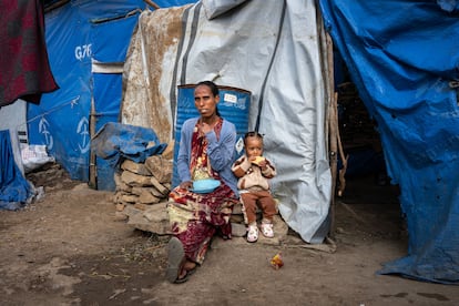 A las afueras del corazón de Mekele (Etiopía), en el 70 Kare IDP center, el mayor campo de refugiados del país, Leterbrhan, de 35 años, sacude un plato con algunas lentejas de un lado al otro. Juega con el sonido mientras pregunta: “¿Qué come Trump? Aquí racionamos las lentejas para hacerlas rendir como si fueran un tesoro”. Leterbrhan tiene una hija de un año. Vive en el campo porque fue desplazada de su hogar a causa de la guerra de Tigray (2020-2022), considerada la más sangrienta del siglo XXI. Pese a la firma del acuerdo de paz, aún hay civiles que viven en campos de desplazados en condiciones precarias. Ahora, también sufren las consecuencias de la suspensión de la Agencia de Estados Unidos para el Desarrollo Internacional (USAID), ordenada por el presidente del país, Donald Trump, a principios de 2025.