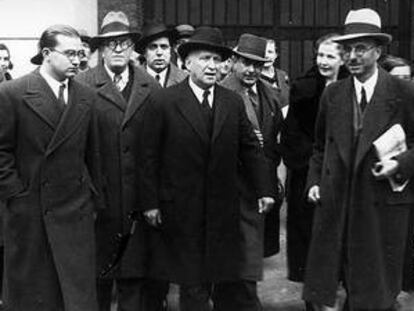 Francisco Largo Caballero (en el centro, con sombrero oscuro), a su salida de la cárcel tras ser absuelto por los hechos de la Revolución de 1934.