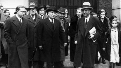 Francisco Largo Caballero (en el centro, con sombrero oscuro), a su salida de la cárcel tras ser absuelto por los hechos de la Revolución de 1934.