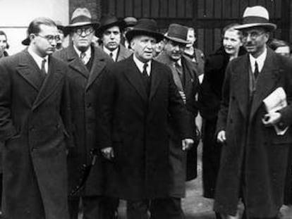 Francisco Largo Caballero (en el centro, con sombrero oscuro), a su salida de la cárcel tras ser absuelto por los hechos de la Revolución de 1934.