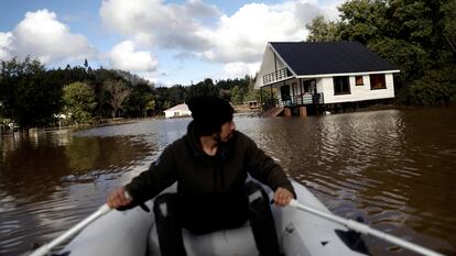 Un habitante de Concepción se traslada por una zona inundada, el 21 de junio.