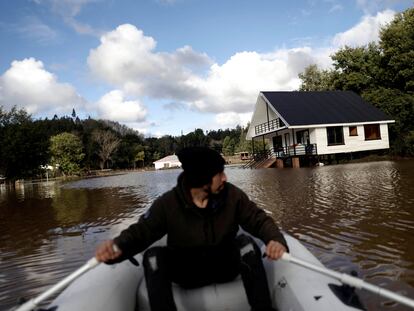 Un habitante de Concepción se traslada por una zona inundada, el 21 de junio.