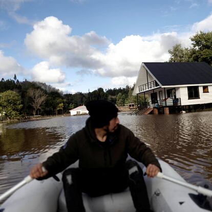 Un habitante de Concepción se traslada por una zona inundada, el 21 de junio.