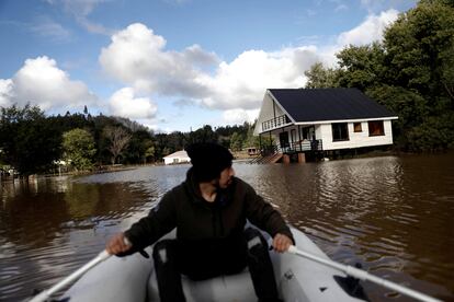 Un habitante de Concepción se traslada por una zona inundada, el 21 de junio.