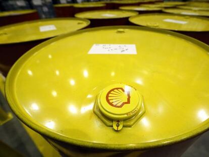 Barriles de petróleo de Shell, en una planta en Torzhok.