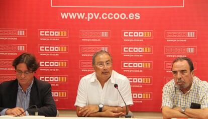 El secretario general de CC OO-PV, Paco Molina, en el centro, este miércoles.