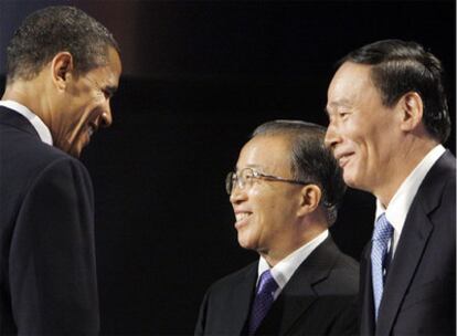 El presidente estadounidense, Barack Obama, saluda al viceprimer ministro, Wang Qishan, y al consejero de Estado chino, Dai Bingguo.