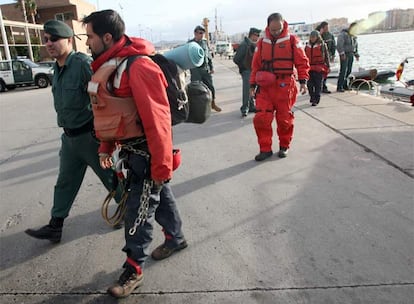 Cuatro de los activistas de Greenpeace detenidos por la Guardia Civil, ayer a su llegada al puerto de Algeciras.