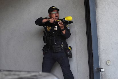 Un oficial dispara gas lacrimógeno en la Oficina Federal de Prisiones del Departamento de Justicia de EE. UU.