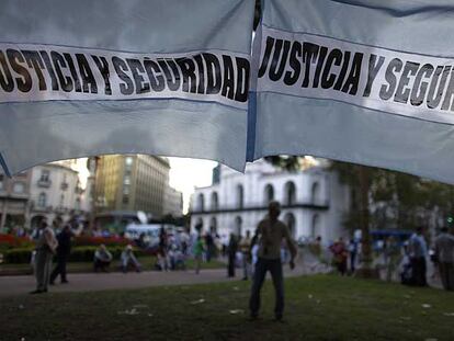 Banderas argentinas con el lema "Justicia y seguridad" colgadas en la Plaza de Mayo de Buenos Aires.