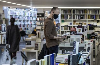 La situación, sin embargo, resulta paradójica. En Francia, este segundo confinamiento obliga a cerrar los comercios no necesarios, incluidas las librerías. Y la medida deja el campo libre a las plataformas de venta 'online' y, entre ellas, Amazon. En la imagen, una librería de Valencia.