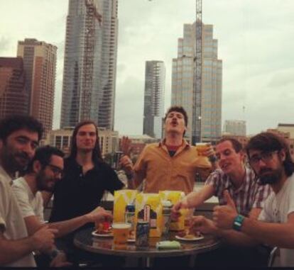 "¿Qué mejor manera de empezar el día? Cerveza y Palomitas con los Za! en pleno Downtown de Austin, calentando para arrasar"