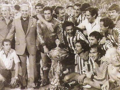 Los jugadores del betis tras ganar un trofeo veraniego.