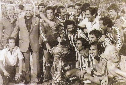 Los jugadores del betis tras ganar un trofeo veraniego.