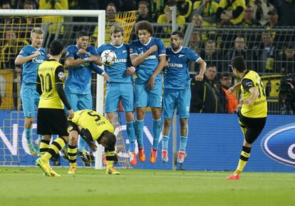 Nuri Sahin dispara a puerta en un lance del partido. 