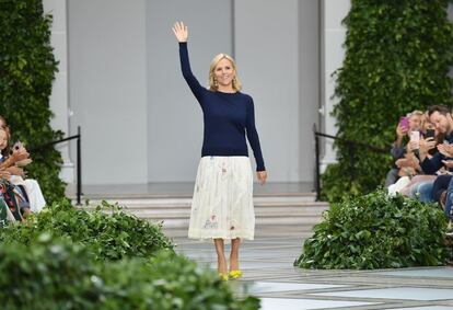 Burch es una famosa mujer de negocios estadounidense que lidera su propia marca de moda. Además, dirige una fundación para ayudar a otras mujeres emprendedoras. En la imagen, la diseñadora saluda durante su desfile en la Semana de la Moda de Nueva York.
