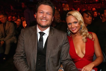 Miranda Lambert y Blake Shelton

	EEUU anda conmocionado estos días y sin esperanzas en el amor. La pareja dorada de la música country se divorcia y los rumores de infidelidades no dejan de asaltar los titulares. Se casaron en 2011, pero se enamoraron hace diez años, concretamente, sobre el escenario, cantando You're the Reason God Make Oklahoma.