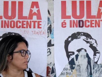Faixas sobre Lula em Brasília.