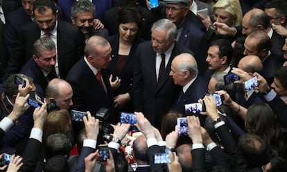 El presidente turco y líder del AKP, Recep Tayyip Erdogan, conversa con su aliado y líder del partido ultraderechista MHP, Devlet Bahçeli, el pasado día 23 durante una ceremonia en el Parlamento turco.