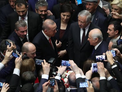 El presidente turco y líder del AKP, Recep Tayyip Erdogan, conversa con su aliado y líder del partido ultraderechista MHP, Devlet Bahçeli, el pasado día 23 durante una ceremonia en el Parlamento turco.