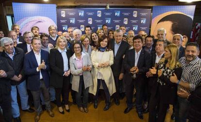 Cristina Fernández de Kirchner, al centro, posa con los dirigentes del peronismo que participaron el martes de la cumbre del Partido Justicialista, en Buenos Aires.
