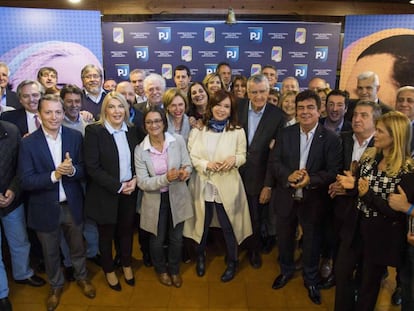 Cristina Fernández de Kirchner, al centro, posa con los dirigentes del peronismo que participaron el martes de la cumbre del Partido Justicialista, en Buenos Aires.