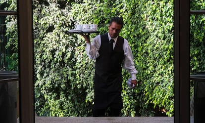 Un mesero de Casa Lamm al inicio de su jornada laboral.