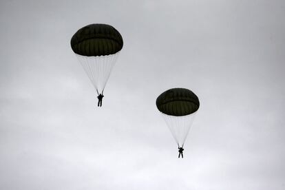 Paracaidistas del ejército griego participan en una parada militar, en Salónica (Grecia).