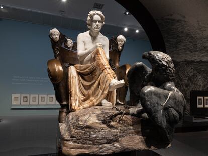 Estatua de Beethoven creada por Max Klinger para la exposición del movimiento artístico Secession en Viena en 1902. El músico aparece retratado como una divinidad griega, sentado desnudo en un trono y con un águila (asociada normalmente con Zeus) a sus pies. Así es como se halla expuesta en la muestra monográfica dedicada actualmente a Max Klinger en la Bundeskunsthalle de Bonn.
