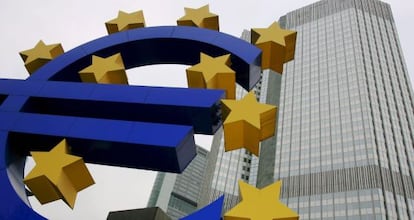 Una escultura del s&iacute;mbolo del euro ante la sede del BCE