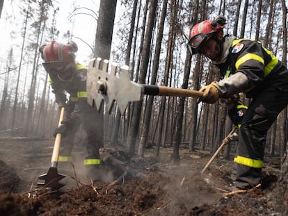 Un grupo de bomberos franceses ayudan a extinguir uno de los incendios que han afectado al municipio de Chibugamau, en Quebec (Canadá).