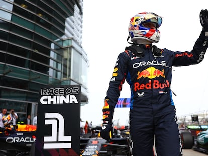 Max Verstappen, tras cruzar la línea de meta como ganador de la carrera al sprint.