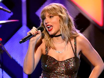 Taylor Swift, la artista que más dinero genera en EE UU, en una actuación en directo.