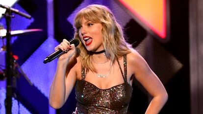 Taylor Swift, la artista que más dinero genera en EE UU, en una actuación en directo.