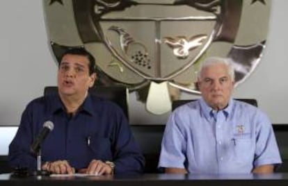 El mandatario panameño, Ricardo Martinelli (d), y el presidente de la Asamblea Nacional, Sergio Gálvez (i), firman la derogación de una ley que permitía la privatización de los terrenos de la Zona Libre de Colón, en Ciudad de Panamá (Panamá).
