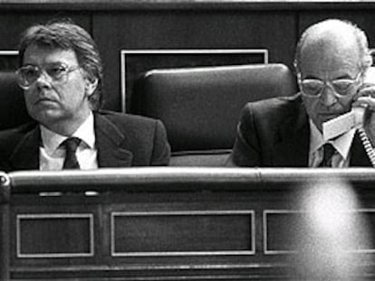 Felipe González y el entonces ministro de Exteriores, Francisco Fernández Ordóñez, en el debate del 18 de enero de 1991.