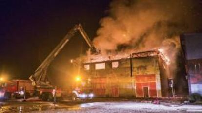 Los bomberos intentan sofocar el incendio que se ha originado esta tarde y que está provocando daños muy graves en la bodega Martín Berdugo, en pleno corazón de la denominación de origen Ribera del Duero, en la localidad burgalesa de Aranda de Duero.