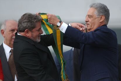 El entonces presidente saliente, Fernando Henrique Cardoso, pasa la banda presidencial a Lula en Brasilia el 1 de enero de 2003.