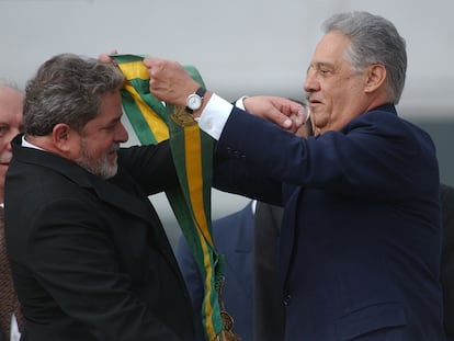 El entonces presidente saliente, Fernando Henrique Cardoso, pasa la banda presidencial a Lula en Brasilia el 1 de enero de 2003.