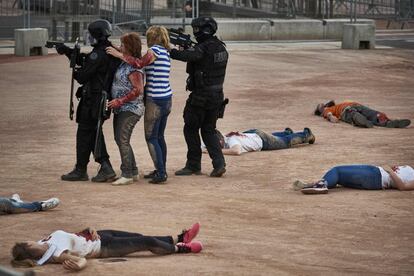 Las fuerzas policiales francesas participan en un ejercicio simulado como parte de las medidas de seguridad para el próximo Campeonato de fútbol de la Euro 2016, en Lyon.