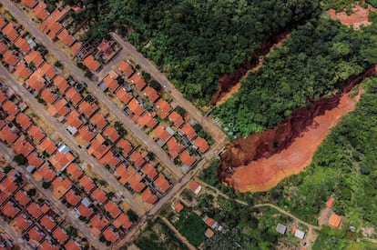 Buriticupu, una ciudad de 70.000 habitantes en la zona septentrional de Brasil, sufre el avance de las 'voçorocas', palabra en tupí-guaraní para referirse a los desgarramientos de tierra. En la imagen, vista aérea de la tierra erosionada junto a una zona residencial de Buriticupu, el pasado 21 de abril.  