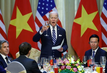 Joe Biden with the president of Vietnam, Vo Van Thuong, in Hanoi, on Monday.