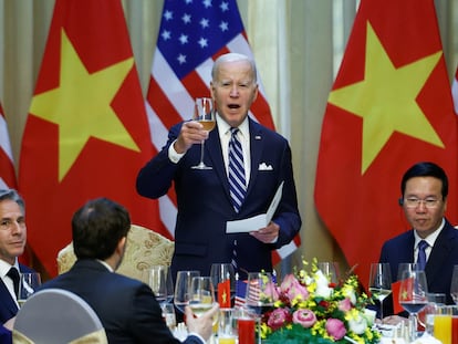 Joe Biden brinda con el presidente de Vietnam, Vo Van Thuong, en Hanoi, este lunes.