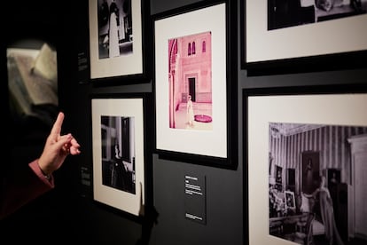 La exposición 'Henry Clarke y la moda de España bajo el influjo de la Alhambra' revive una sesión fotográfica para la prestigiosa revista de moda 'Vogue' que se realizó en el monumento granadino en 1968. En la imagen, una visitante observa algunas de las fotos de la muestra, hasta el 4 de junio en el palacio de Carlos V. 